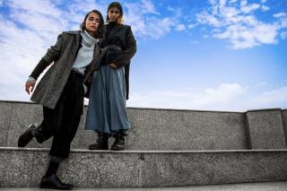 Cintrer un manteau à Paris : ajustement taille et épaules