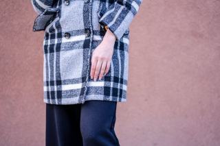 Cintrer un manteau à Paris : ajustement taille et épaules