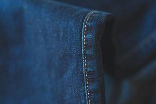 Réglage de la hauteur d'ourlet à l'essayage Bas de pantalon épinglé sur une chaussure de ville pendant un essayage