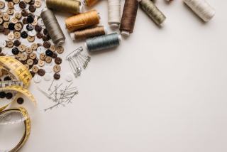 Ourlet pantalon Paris : prix, techniques et retoucheurs rapides