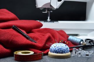 Retouche jean Paris : ourlet, cintrage et réparation denim