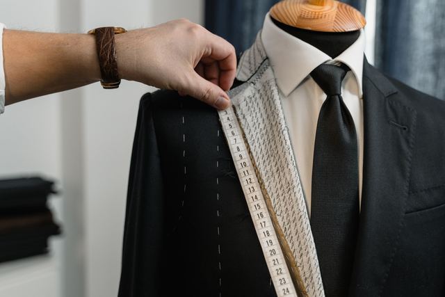 Retouche de vêtements de luxe à Paris : ateliers haute couture et savoir-faire d'exception Retouche de vêtements de luxe à Paris : ateliers haute couture et savoir-faire d'exception
