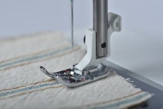 Retouche rideau Paris : ourlet, rallongement et confection