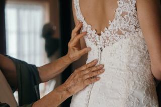 Retouche robe de mariée Paris : ajustement et finitions