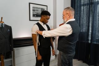 Retouche tailleur femme Paris : veste, jupe et pantalon