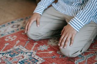 Retouche vêtement enfant Paris : ourlets, ajustements et patch