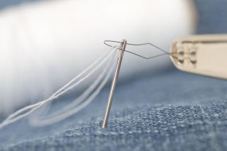 Reprise d'un accroc sur un tissu tissé Aiguille fine reprenant fil à fil la trame d'un lainage