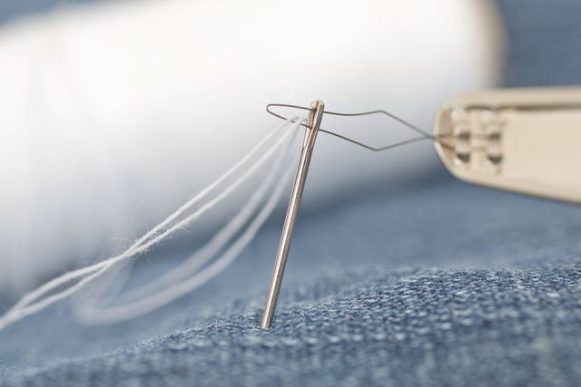 Reprise d'un accroc sur un tissu tissé Aiguille fine reprenant fil à fil la trame d'un lainage