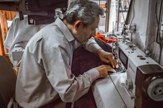 Transformation vêtement Paris : upcycling et création