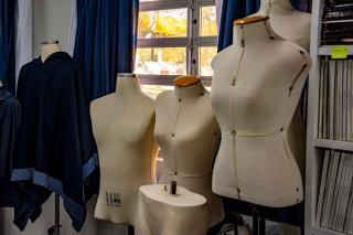 Transformation vêtement Paris : upcycling et création